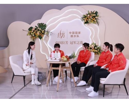 全红婵在拉芳直播间玩乌龟对对碰！营业状态太可爱了