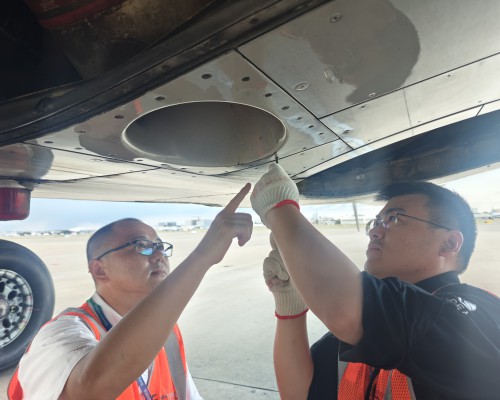 机坪上的飞机空调维修工程师：盛夏里为旅客出行送清凉