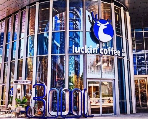 从9.9元到3万店，瑞幸8年跑出一个「咖啡日常化」的中国范本